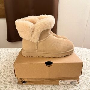 UGG Women's Saniya Shearling Mini boots in Sand/Sawdust